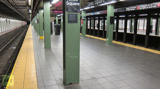 Bến tàu điện ngầm tại Quảng trường Thời đại